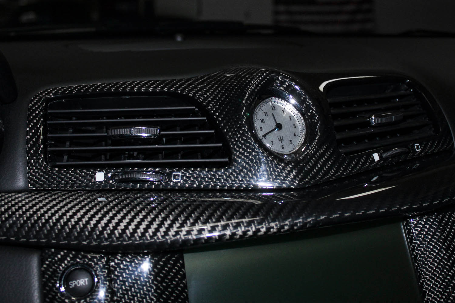 Maserati GranTurismo Carbon Interieur Zierleisten Echt Carbon Blende Luftdüse Uhr Carbonteile Armaturenbrett Ausströmer Verkleidung