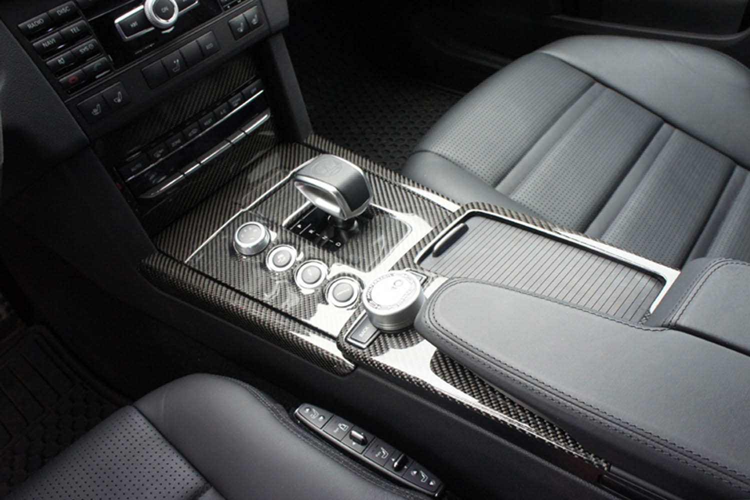 Mercedes Benz E 63 AMG W212 Carbon Mittelkonsole Echt Carbon Abdeckung Armlehne Interieur Carbonteile Konsole Wählhebel