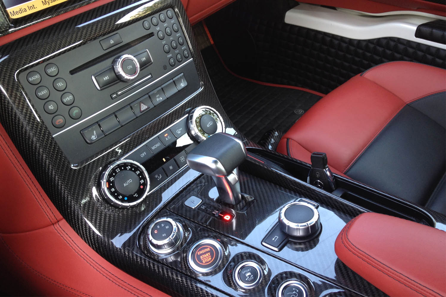 Mercedes Benz SLS AMG Carbon Mittelkonsole Echt Carbon Abdeckung Armlehne Interieur Carbonteile Konsole Wählhebel Schalter